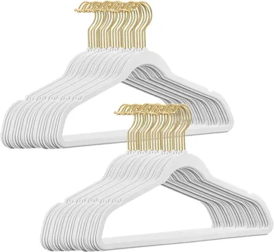 Produktbild von Hochwertige Samt-Kleiderbügel in Weiß – Set mit 50 Stück – Mit goldfarbenem Haken / rutschfest / von StickandShine