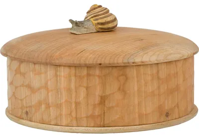 Productafbeelding van Natuurlijke houten doos met deksel, rond, slakkenmotief, bruin (15 cm)