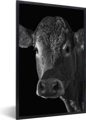 Produktbild von MuchoWow® Gerahmtes Poster Kuh - Tiere - Schwarz - Weiß - Porträt 60x90 cm - Poster mit Schwarzem Bilderrahmen Wandposter Rahmen Foto Bilder - Kunst