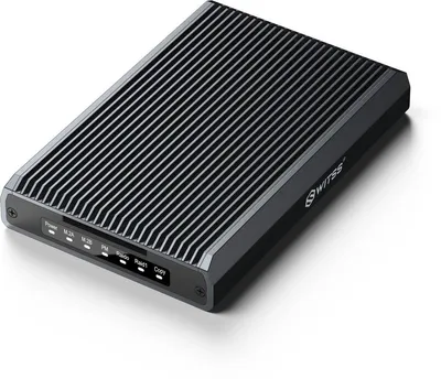 Switss RAID dual-bay M.2 SSD behuizing op witte achtergrond