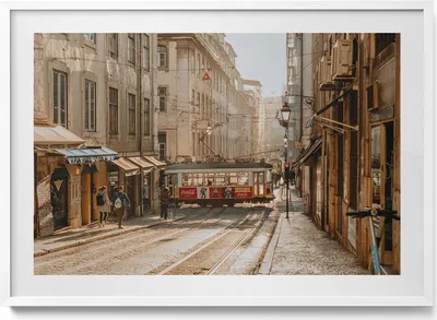Produktbild von Blick auf Lissabon und Straßenbahn– Wandbild mit Rahmen – Gerahmtes Bild  – Wanddekoration – 100x70 cm –  Weiß Rahmen