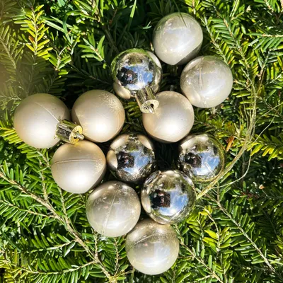 Produktbild von 24 x kleine Weihnachtskugeln aus Kunststoff zum Hängen - Baumkugeln wetterfest  Christbaumkugeln Kunststoff Baumschmuck