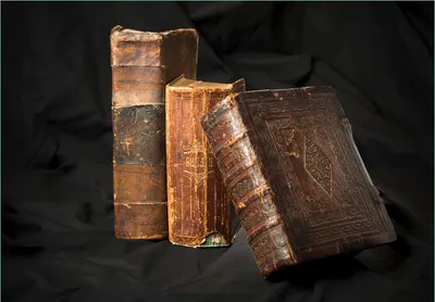 Produktbild von Wallario Fototapete Vliestapete, seidenmatte Oberfläche, einfache Verarbeitung, Größe 300 x 210 cm, Motiv Alte Bücher mit abgenutztem Einband