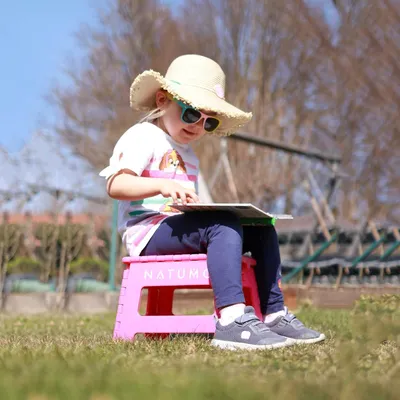 Produktbild von Zusammenklappbarer Licht- und Rutschfester Kinderhocker - Klapptritt für Badezimmer, Küche und Garten 22 cm (Grün) - Ideales Kindertrittchen