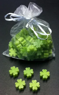 Produktbild von Florex Schafmilchseife Kleeblatt mini, ca. 2x2 cm, 50 Stück, Duft Birne, im Organzasäckchen, als Gastgeschenk, ohne chemische Zusatzstoffe, cremig, mit Lanolin.