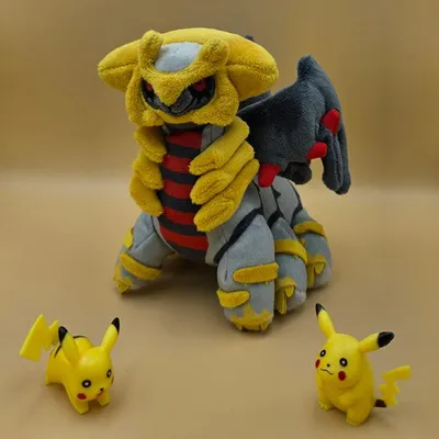 Produktbild von Pokemon Giratina Kuscheltier - 14 cm Plüschtier Wandelform
