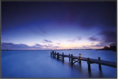Produktbild von Wallario Wandbild Steg bei Abenddämmerung - Blauer Himmel bei Nacht, Größe: 61 x 91,50 cm, Poster mit schwarzem Aluminiumrahmen