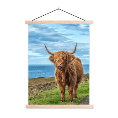 Produktbild von MuchoWow® Textilposter Schottischer Highlander - Wasser - Hörner 40x53 cm mit holzfarbenen Rahmen - Schlafzimmer