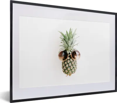 Produktbild von MuchoWow® Gerahmtes Poster Ananas - Sonnenbrille - Tropisch 40x30 cm - Poster mit Schwarzem Bilderrahmen Wandposter Rahmen Foto Bilder - Bilderrahmen - Poster im Rahmen