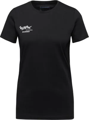 Schwarzes Mammut T-Shirt mit rundem Ausschnitt und weißem Schriftzug auf der linken Brust