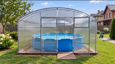 Immagine prodotto di Copertura per piscina "Adria" di Garten Dream. Dimensioni 4x4 metri, realizzata in policarbonato da 6 mm. Utilizzabile tutto l'anno. Resistente alla neve e al vento. Doppie porte su entrambi i lati. Trattamento antiruggine