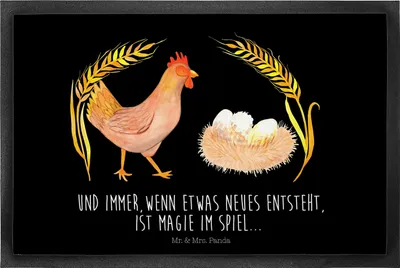 Produktbild von Mr. & Mrs. Panda fußmatte Huhn Stolz 40 x 60 cm - Schwarz - Geschenk, Fußabtreter, Hof, Bodenvorleger, Eier, Bauernhof, Hahn, Schwangerschaft, Eingangsmatte, Spruch