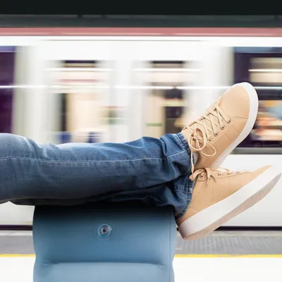 Produktbild von Feluna Aufblasbares Fußstützkissen für Flugzeug & Auto - Hellblaues Reisekissen aus Premium Nylon, Beinhochleger für Kinder & Erwachsene