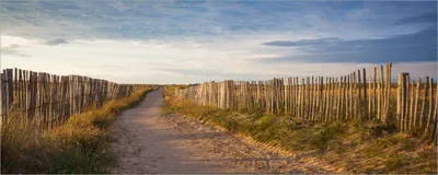 Produktbild von Wallario selbstklebendes Poster - Sandweg an einem Strand in Frankreich, Bretagne, Größe: 80 x 200 cm