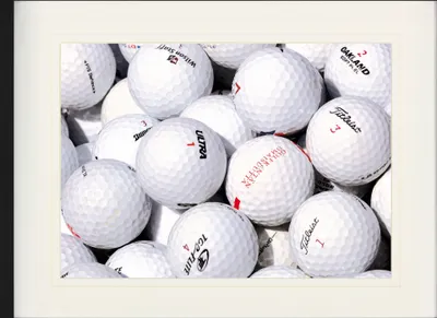 Produktbild von Golf Gerahmtes Bild Mit Edlem Passepartout | Wand-Bilder | Im Bilderrahmen - Golfbälle (60 x 80 cm)