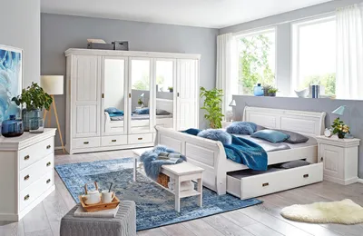Schlafzimmer mit Kleiderschrank Doppelbett mit Bettkasten Kommode Nachttisch und Bettbank