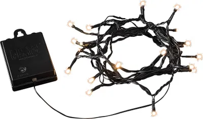 Produktbild von Konstsmide LED Lichterkette, mit an/aus Schalter, Lichtsensor, 6h und 9h Timer, 20 bernsteinfarbene Dioden, batteriebetrieben, Außen (IP44), schwarzes Kabel, schwarze Box - 3722-800