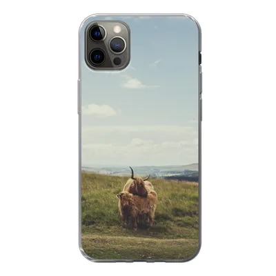 Produktbild von MuchoWow® Handyhülle Schutzhülle Hülle für iPhone 13 Pro Max Schottische Highlander - Gras - Wolken - Tiere Silikon Softcase Handy Hülle - Mobiltelefon