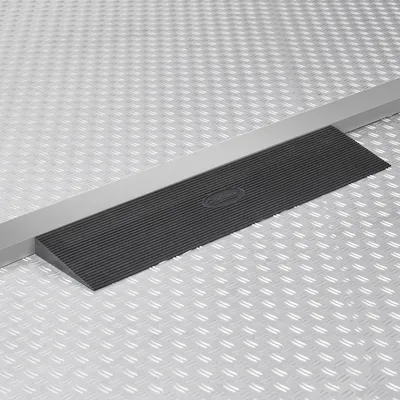 Produktbild von 2 Stück Gummirampe 90x20x4 cm, rutschfest, geräuschdämpfend, für Rollstuhl, Innen- & Außenbereich