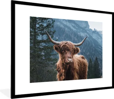 Produktbild von MuchoWow® Gerahmtes Poster Schottische Highlander - Wald - Berge 80x60 cm - Poster mit Schwarzem Bilderrahmen Wandposter Rahmen Foto Bilder - Schlafzimmer-Dekorationen - Fotoposter