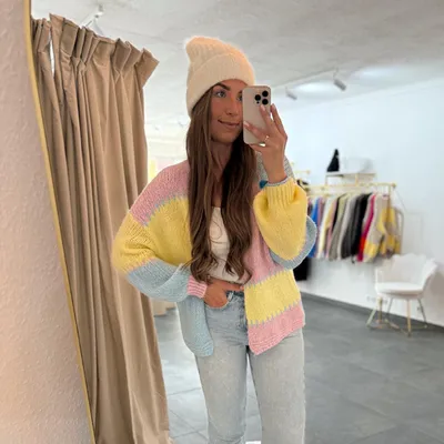 Produktbild von Strickjacke Damen Cardigan mit buntem Muster „Bella“ Rosa / Hellblau / Gelb, Onesize (XS-XL), Frauen Langarm Grobstrickjacke, Herbst Winter Strickmant