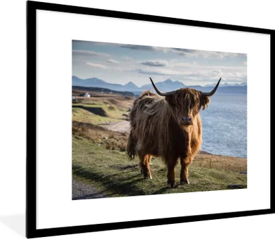 Produktbild von MuchoWow® Gerahmtes Poster Schottische Highlander - Bergen - Meer 80x60 cm - Poster mit Schwarzem Bilderrahmen Wandposter Rahmen Foto Bilder - Schlafzimmer-Dekorationen - Fotoposter