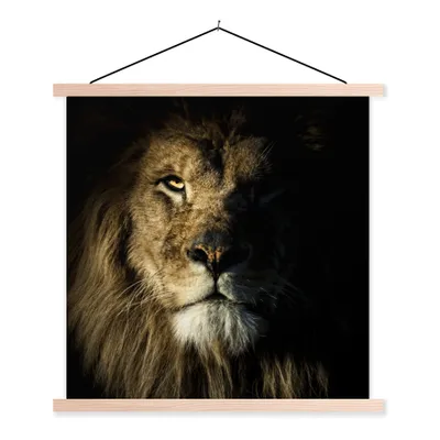Produktbild von MuchoWow® Textilposter Löwe - Licht - Schwarz 60x60 cm mit holzfarbenen Rahmen - Wanddekoration