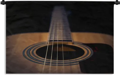 Produktbild von MuchoWow® Wandteppich Wandbehang Nahaufnahme einer akustischen Gitarre auf schwarzem Hintergrund 90x60 cm Tapisserie Dekoration Wandtuch - Wandskulpturen - Bildteppich