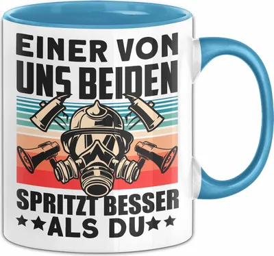 Produktbild von Feuerwehrmann Tasse Geschenk Spruch Für Feuerwehr Einer Von Uns Beiden Spritzt Besser Als Du Becher (Blau)