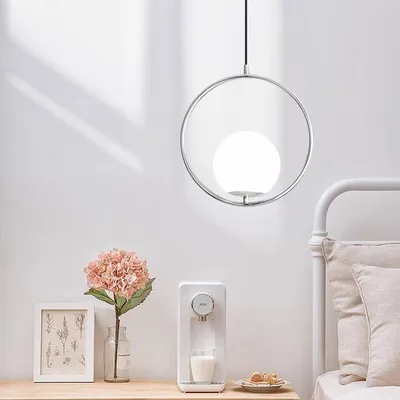 Produktbild von Nordische Deckenpendelleuchte, verchromtes Aluminium, E27-Glaskugelschirm, ideal für Wohn- und Esszimmer