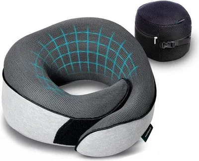 Immagine prodotto di Cuscino cervicale in schiuma espansa con maschera per dormire e tappi per le orecchie – ideale per i viaggi in aereo, in auto e in treno