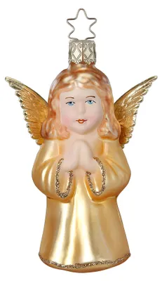 Eine mundgeblasene Glasfigur als betender Engel in champagnerfarbener Robe mit goldenen Flügeln, glitzernden Details und Sternaufhänger.