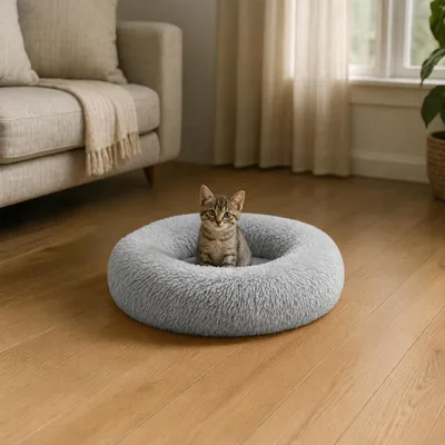 Produktbild von belviona Donut Katzenbett, weiches Katzenkörbchen mit flauschigem Plüsch, rutschfest & gemütlich, 40 cm Durchmesser, hellgrau, KI-generiertes Bild