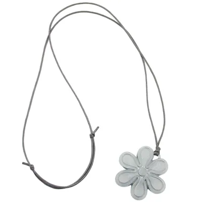 Produktbild von Kette 48mm Blume Kunststoff hellgrau-marmoriert Kordel grau 80cm silbergrau 48mm