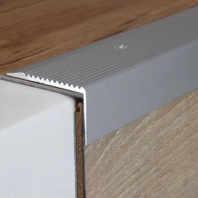 Produktbild von PROVISTON | Treppenkante | Aluminium eloxiert | Silber | Breite 50 mm | Höhe 28 mm | Länge 2700 mm | Gebohrt | Treppenkantenprofil | Treppenwinkel | Winkelprofil | Kombiwinkel | 1 Stück