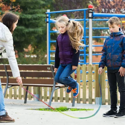 Produktbild von 250 cm verstellbares Springseil für Kinder mit Holzgriff für Fitness - Regenbogen-Springei für Mädchen und Jungen