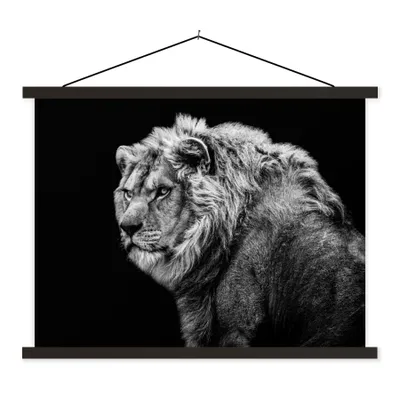 Produktbild von MuchoWow® Textilposter Löwe - Porträt - Wildtiere - Schwarz - Weiß 60x45 cm mit schwarzem Rahmen - Poster Schlafzimmer
