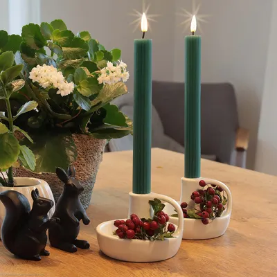 Produktbild von 2er-Set LED-Tafelkerzen Echtwachs grün mit Flammenoptik 2AAA batteriebetrieben mit Fernbedienung 151855