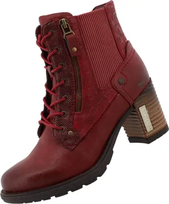 Auf dem Bild ist ein roter Stiefel zu sehen der eine hohe Form hat und ein auffälliges Design bietet. Der Stiefel wird von der linken Seite präsentiert und zeigt sowohl die seitlichen Details als auch die Schnürung.