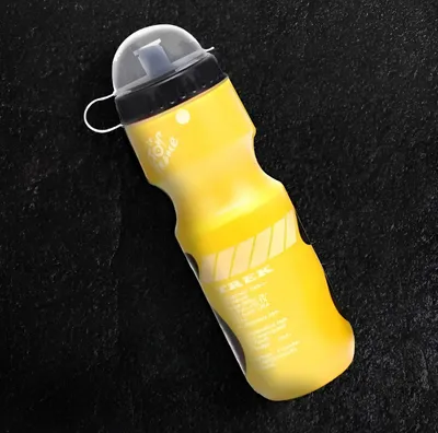 Produktbild von Fahrradflasche 750ml Inkl. Halter, auslaufsicherer Verschluss, Universalbefestigung