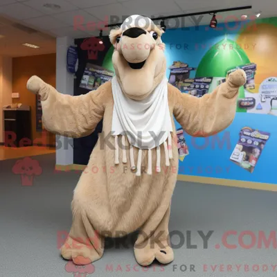 Obrázok produktu pre Maskot spoločnosti REDBROKOLY, postavička Tan Camel, oblečená v sukni a šatke