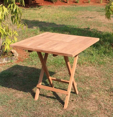 Klapptisch Gartentisch 80 x 80 cm in Premium Teak mit rechteckiger Tischplatte und X-förmigem Gestell in Gesamtansicht.