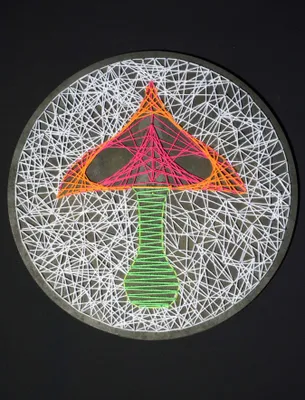Produktbild von PSYWORK Schwarzlicht 2D StringArt Kreis "Fluo Mushroom", 40cm