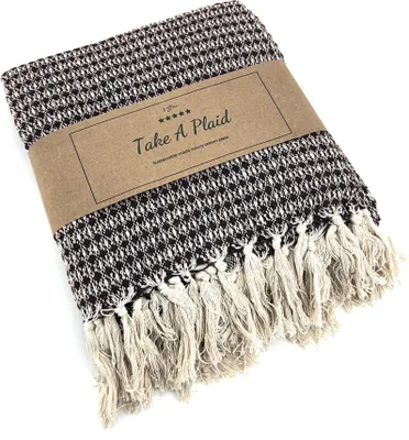 Produktbild von Heimtexland ® Hochwertige Strick Kuscheldecke Fransen Wohndecke Boho Wolldecke 100% Baumwolle Sofadecke 180x130 weich und warm Strickdecke natur Typ912 Karo schwarz - 1 Stück