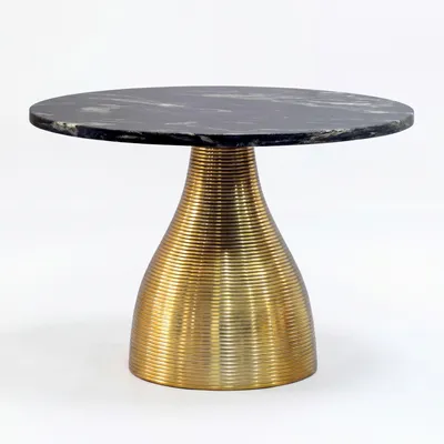 Runder Couchtisch Marmor Schwarz mit schwarzer Marmorplatte und konischem goldfarbenem Metallgestell in Gesamtansicht.