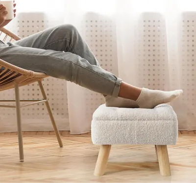Immagine prodotto di Pouf imbottito con spazio contenitore, poggiapiedi in velluto bouclé effetto peluche, seduta imbottita e gambe in legno robuste, ideale per soggiorno e camera da letto, color crema