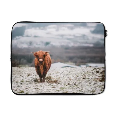 Produktbild von MuchoWow® Laptop Hülle 17 Zoll Laptoptasche Schottischer Highlander - Schnee - Berg - Zipper - Schutzabdeckung
