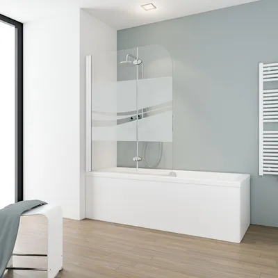 Ein sandbestrahlter Badewannenaufsatz im Design Liane auf einer Badewanne mit einem Duschsystem.
