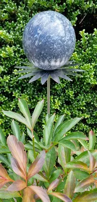 Produktbild von Blütenzauber Milano Rosenkugel 15 cm Edelstahl anthrazit gesprenkelt Gartenstecker Deko mit Stab 80 cm