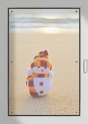 Produktbild von Wallario Lichtschutzbild, Dekorativer Sichtschutz Sonnenschutz 76 x 115 cm mit Motiv: Schneemann am Strand - Verdunklung ohne Bohren